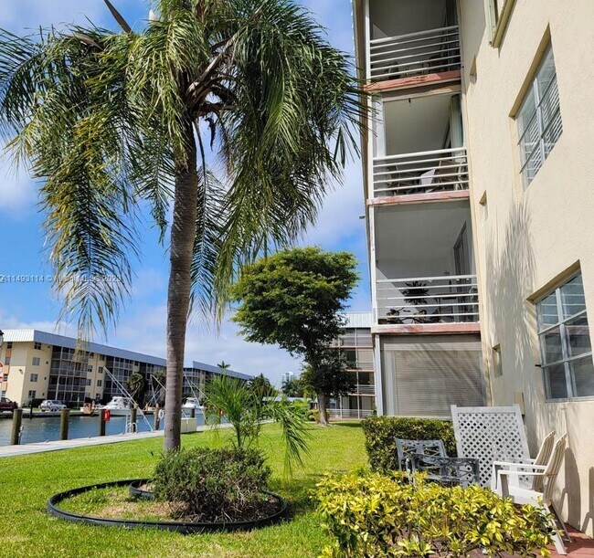 Foto del edificio - 3600 NE 170th St