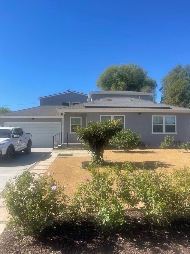 Foto principal - 8437 Calvin Ave