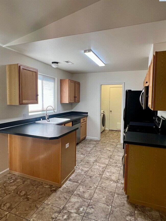 Building Photo - West Pasco rambler for rent