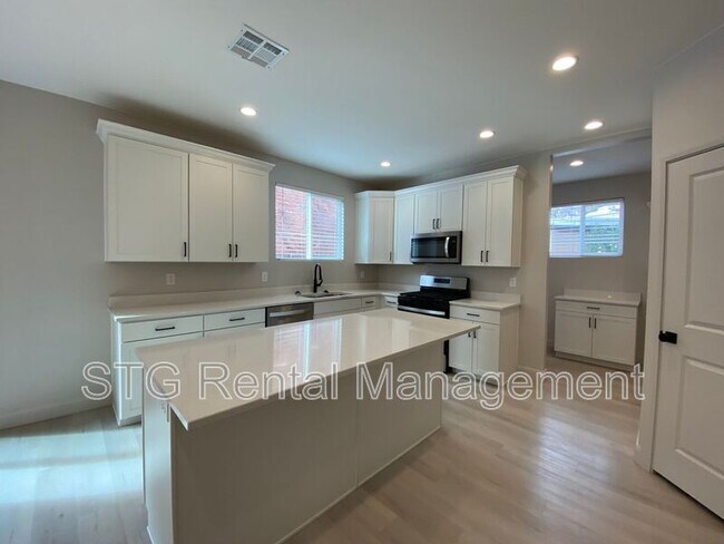 Building Photo - 840 Twin Lakes Dr