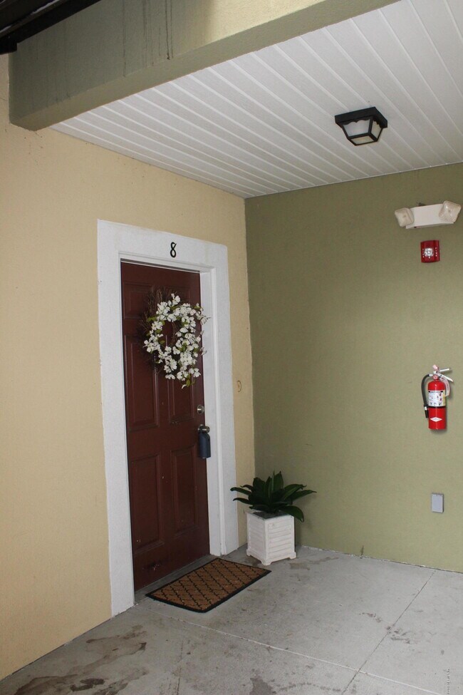 Building Photo - 6925 Ortega Woods Dr