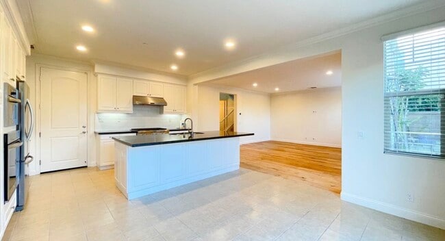 Building Photo - 148 Willowbend