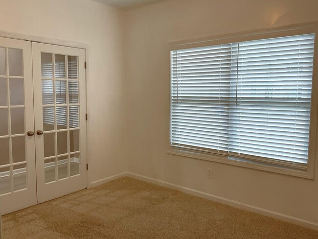 Building Photo - 502 Geranium St