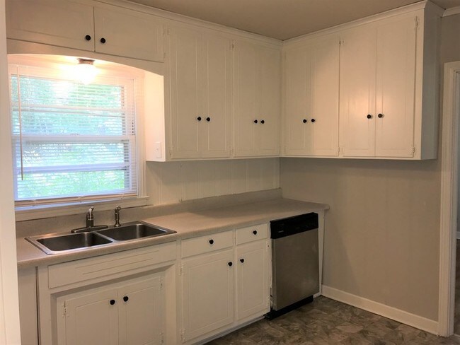 Building Photo - 4 BEDROOM HOME JUST LISTED!