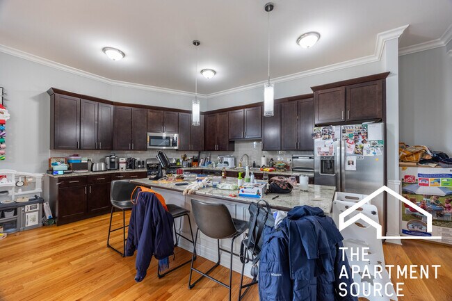 Building Photo - 520 N Western Ave