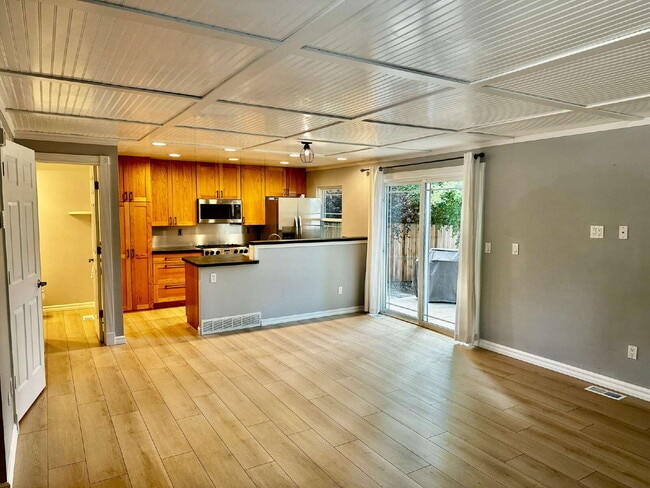 Foto del edificio - "Charming 3-Bed Home with Finished Basemen...