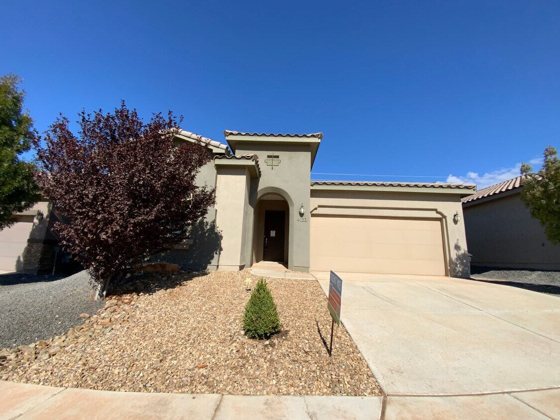 Foto principal - 4 Bedroom Single Story Home Available Near...