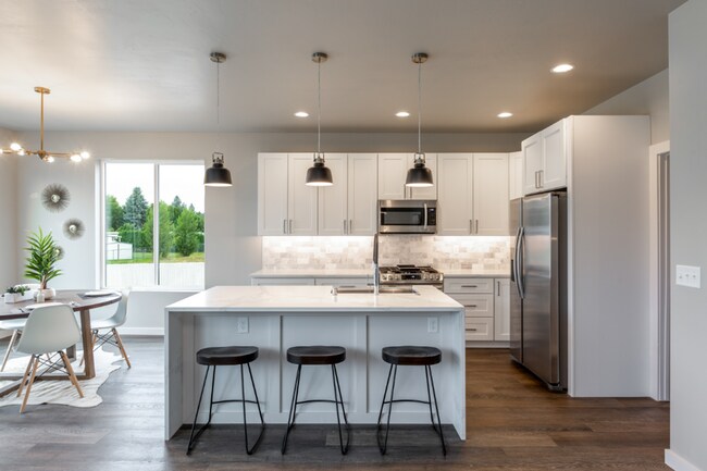 Foto del edificio - Fully Furnished New 5 Bed, 3 Bath Modern Home with over 3,241 Sq. Ft. on 2 Acres- MEAD SCHOOL DIS...