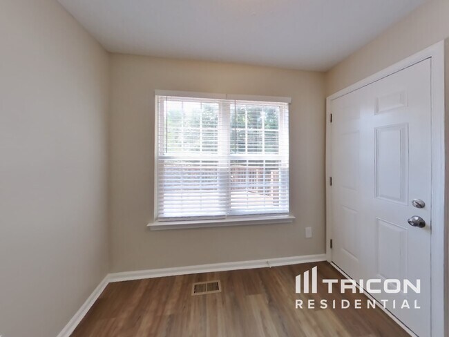 Building Photo - 283 Iris Dr