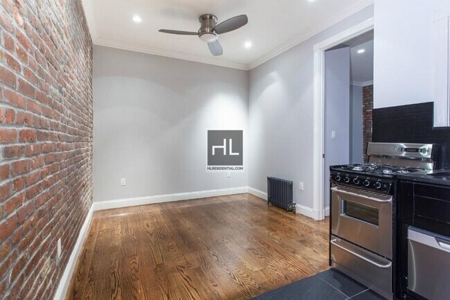 Foto del edificio - West Village 1-Bedroom with Pre-War Charm