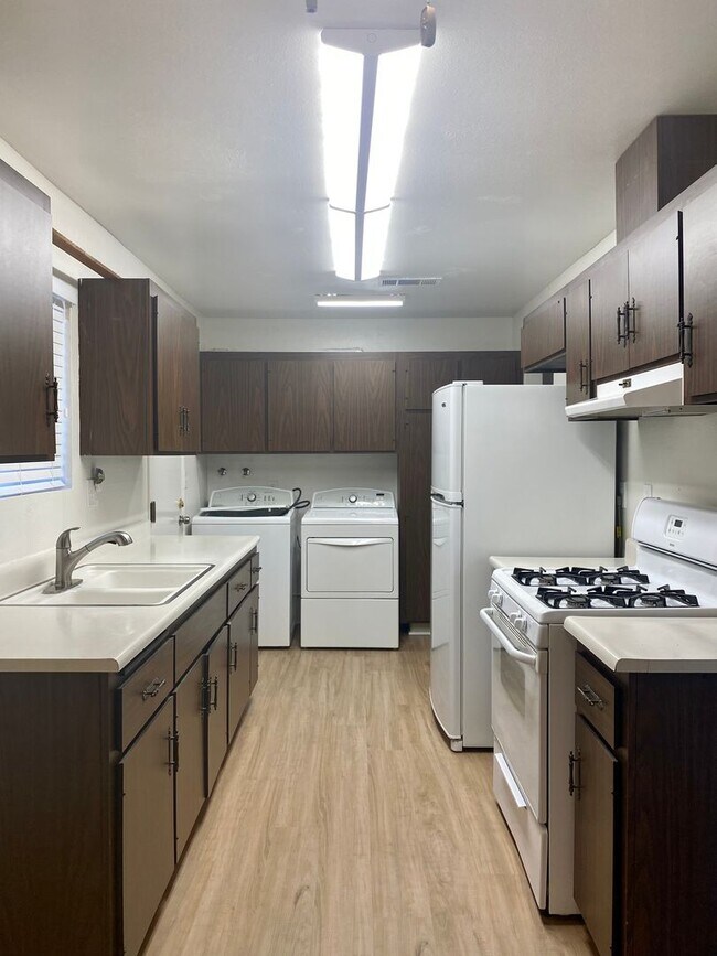 Foto del edificio - 2 Bedroom 1 Bathroom Duplex Newly Remodeled in 55+ COMMUNITY