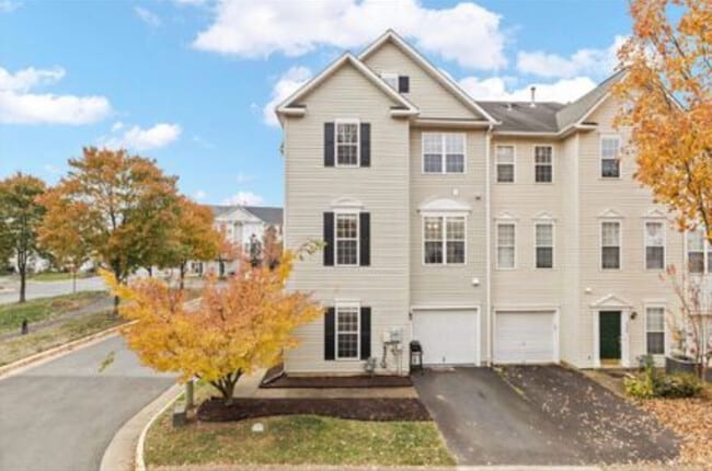 Building Photo - 2552 Sandbourne Ln