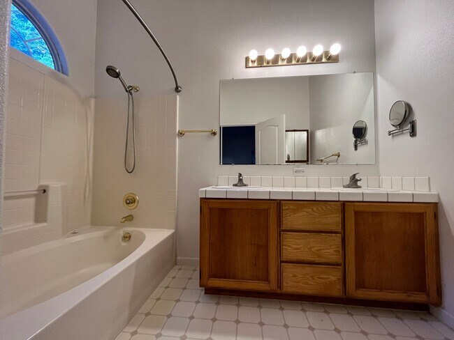 Foto del edificio - Spacious 3 Bedroom, 2.5 Bathroom w/ Bonus ...