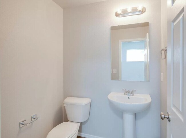 Foto del edificio - Beautiful brand new 3 bed/2.5 bath home in...