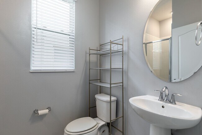Foto del edificio - PRATICALLY BRAND NEW HOME IN GATED COMMUNITY!