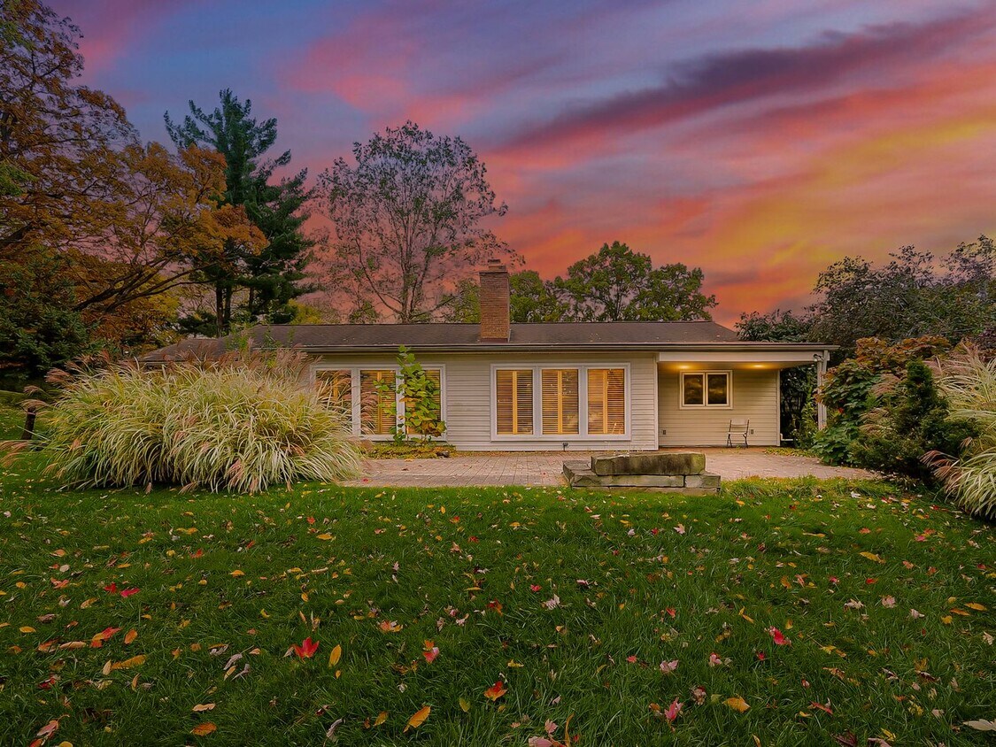 Foto principal - Beautiful 3-Bed, 3-Bath Home in Desirable ...