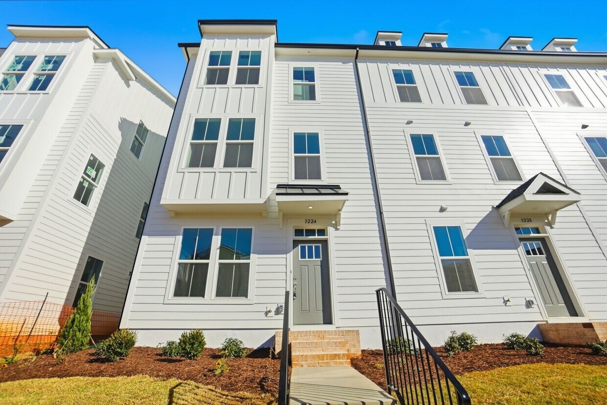 Foto principal - Stunning 3-story Brand New townhome!