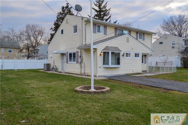 Building Photo - 33 Tennyson St