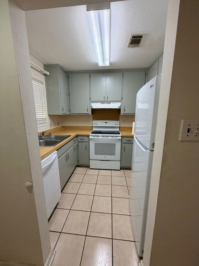 Building Photo - Pet Friendly, 2BR/2BA Condo with Reserved Parking & Pool! Close to FSU, FAMU & TSC!