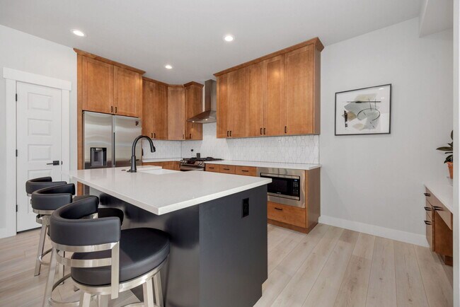 Building Photo - 685 Crossbill Dr