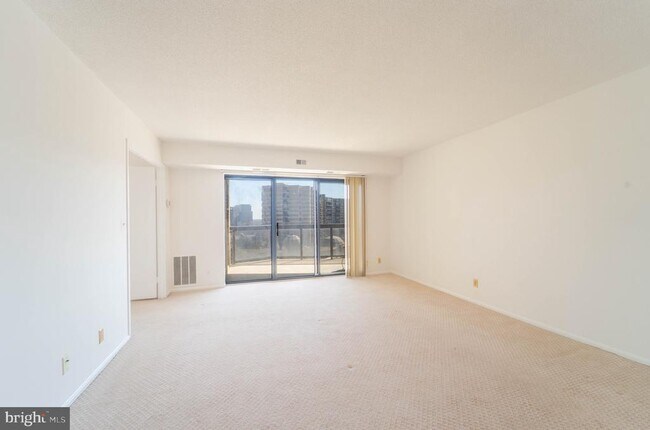 Foto del edificio - 8370 Greensboro Dr
