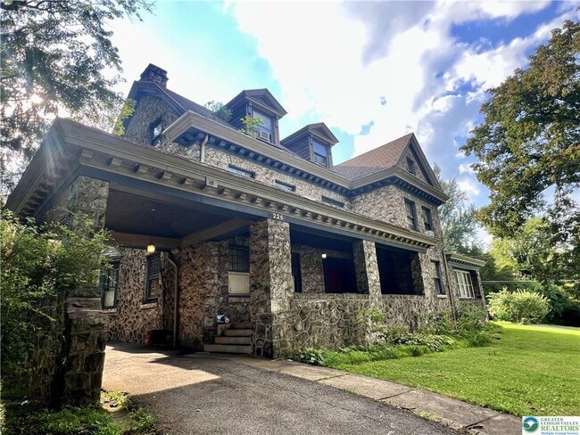 Building Photo - 226 N 13th St