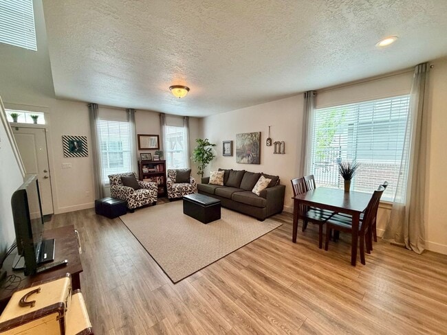 Building Photo - Gorgeous Like-New Townhome