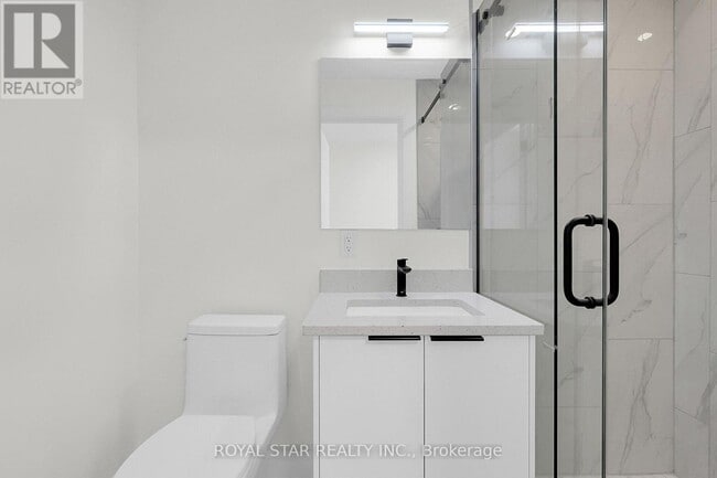 Building Photo - 547 Mutual St