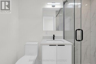 Building Photo - 547 Mutual St