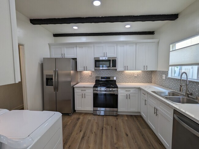 Building Photo - 452 S Oakhurst Dr
