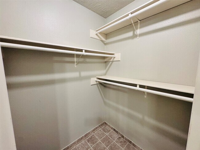 Foto del edificio - 10702 Deval Dr