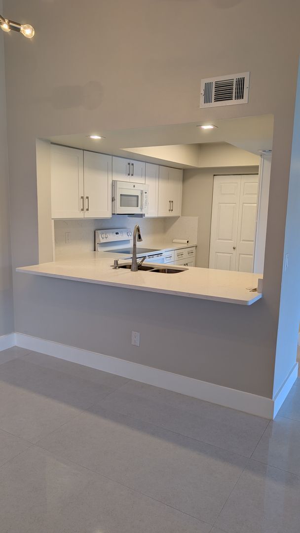 Building Photo - Complete remodeled 2 bedrooms 2 baths with balcony