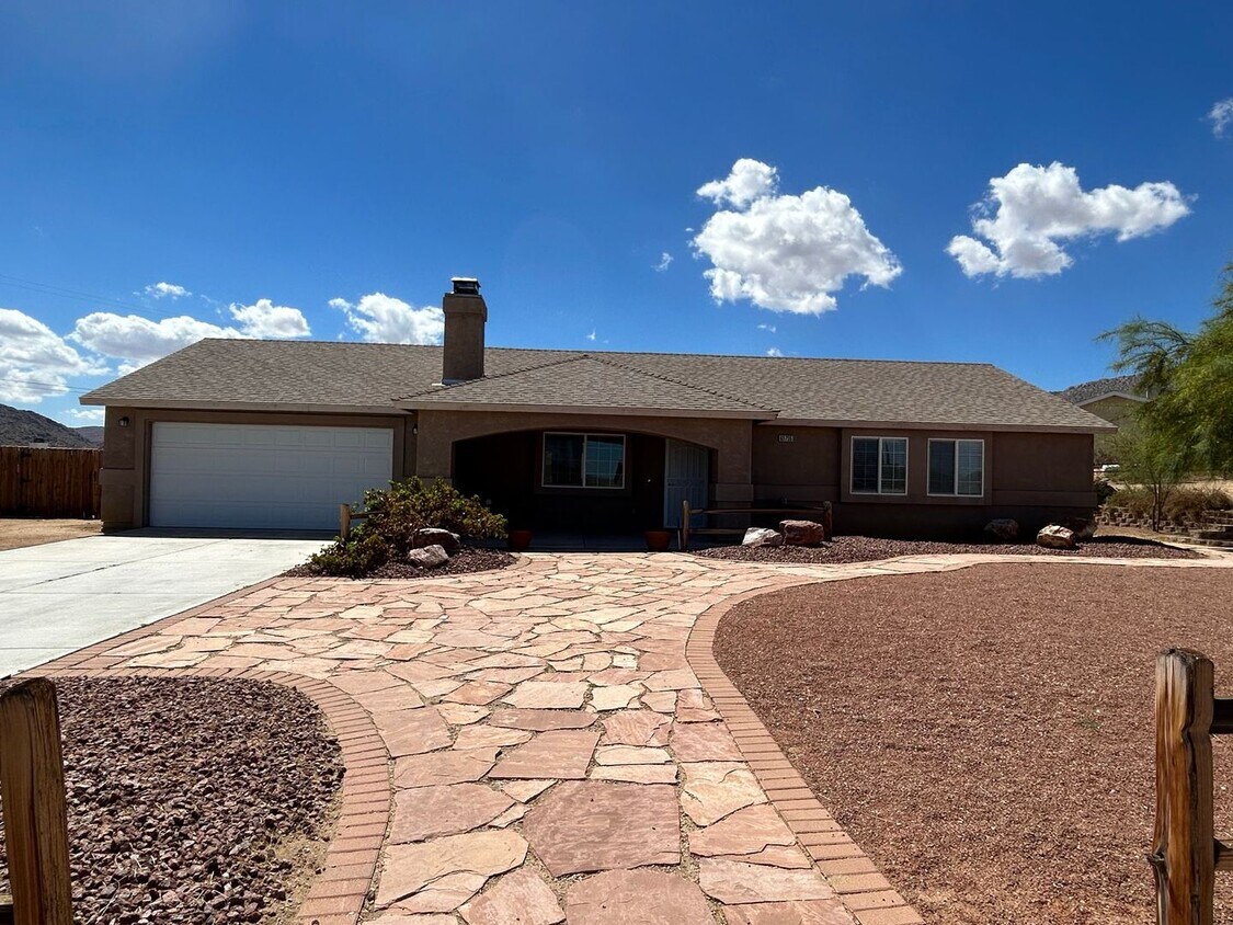 Foto principal - Beautiful 3 bedroom 2 bath home on large c...