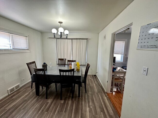 Comedor - 2346 W Jarvis Ave