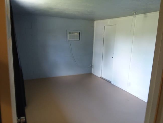 main room 15'x10' - 5344 Caldwell St