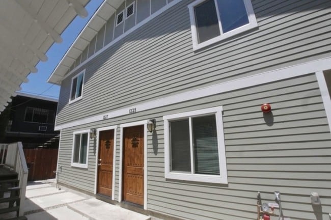 Building Photo - 1225 W 37th Pl