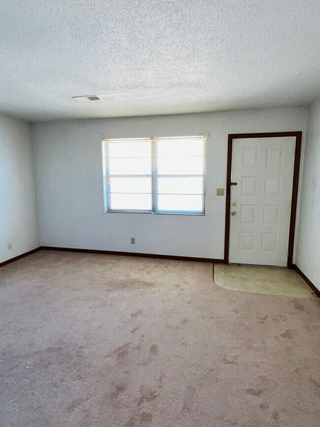 Foto del edificio - Charming Townhome, Prime Location, Cozy Li...