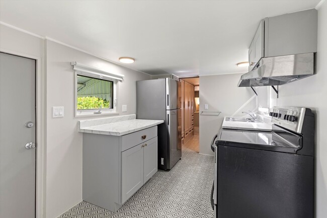 Building Photo - Bright & Newly Renovated FURNISHED 1-Bedroom Rental