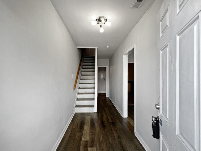 Building Photo - Lovely 3 Bed, 2 Bath Home Near Manchester!...
