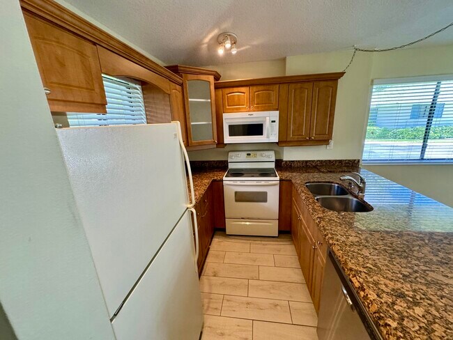 Building Photo - 705 Club Dr