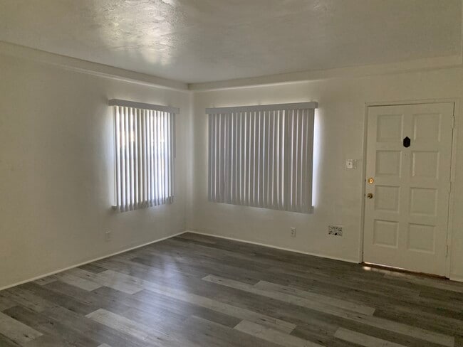 Living Room - 3960 Crenshaw Blvd