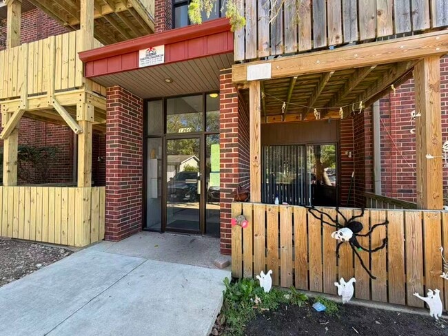 Building Photo - 1360 Brook St