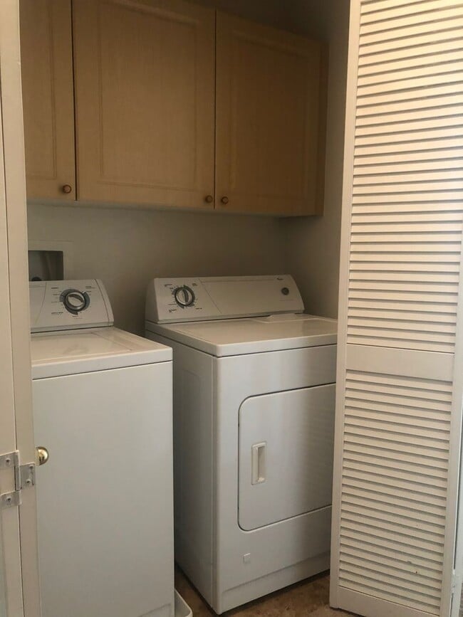 Building Photo - 2 Bedroom Townhome