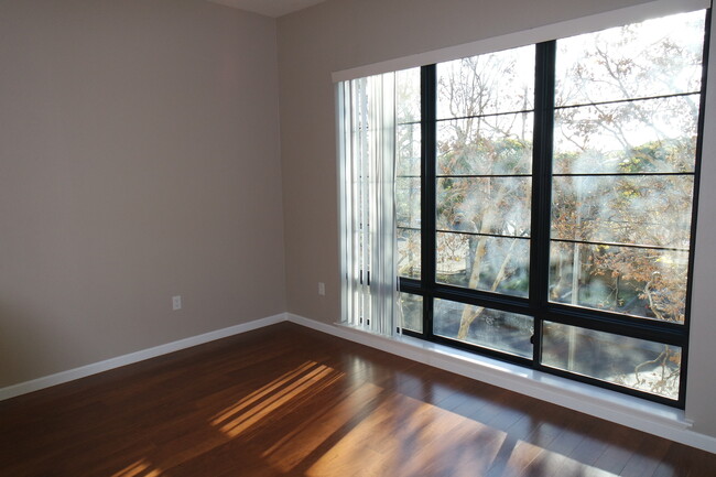 Building Photo - 1 Bedroom Condo at the Luxurious Brickyard...