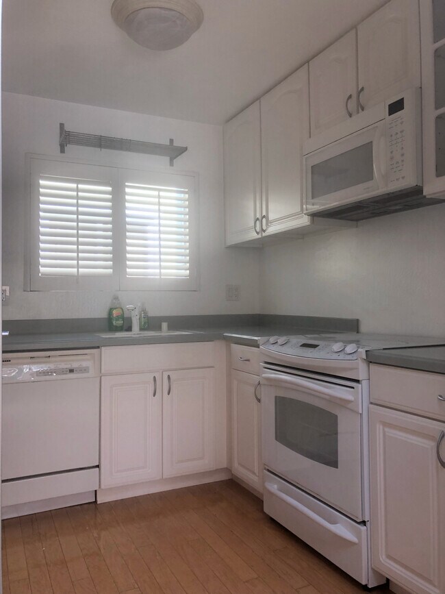 Kitchen - 1464 Grove St