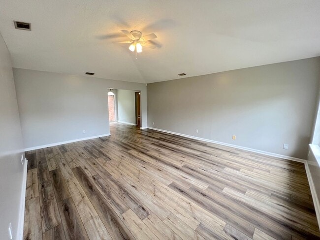 Building Photo - 3 BED | 2 BATH | NEWLY RENOVATED