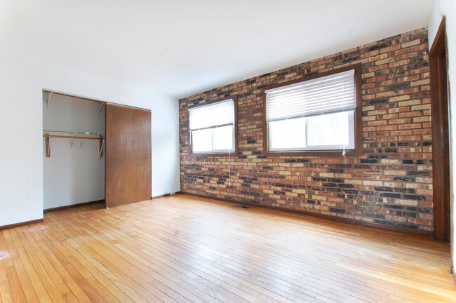 Building Photo - 1255 W Belden Ave