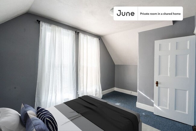Building Photo - Private bedroom in 4 bed/1.5 bath Home