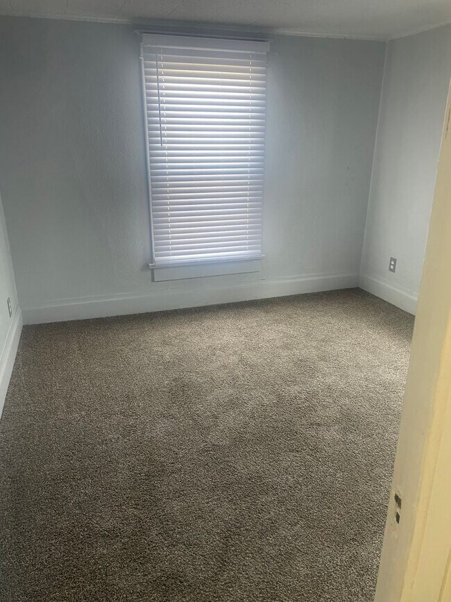Foto del edificio - 2 bedroom 1 bath duplex