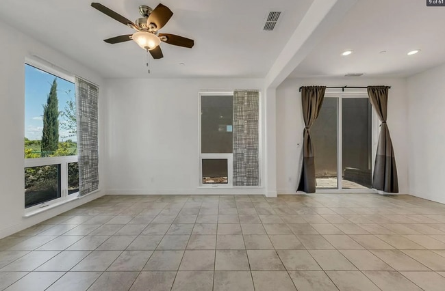Building Photo - 3 bedroom | 3.5 bathroom | Davis Single Fa...
